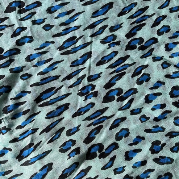 🧣 Fun Teal and Blue Cheetah Print Scarf - Picture 4 of 4
